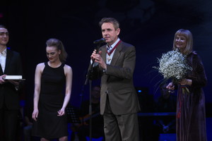 Klaipėdos teatre įteikti Auksiniai scenos kryžiai, o už durų – protestas