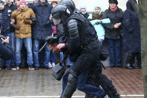 Baltarusijos omonininkai pravalė kelią persiškai naftai