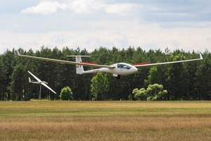 Sklandytuvo pilotas metė iššūkį elektromobiliams