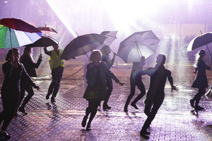 Kauno teatralų rankas „Fortūnos“ statulėlės sušildė naujoje autobusų stotyje