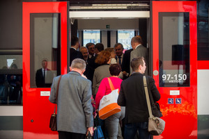 Traukiniu vykę keleiviai pateko į spąstus – maldavo palydovių juos išleisti