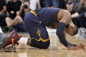 Smūgį alkūne į nugarą patyręs LeBronas Jamesas nuramino sirgalius