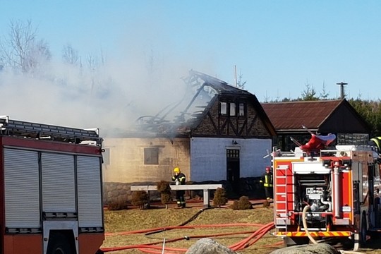 Vilniaus rajone užsiliepsnojo arklidės, žirgus spėta išgelbėti