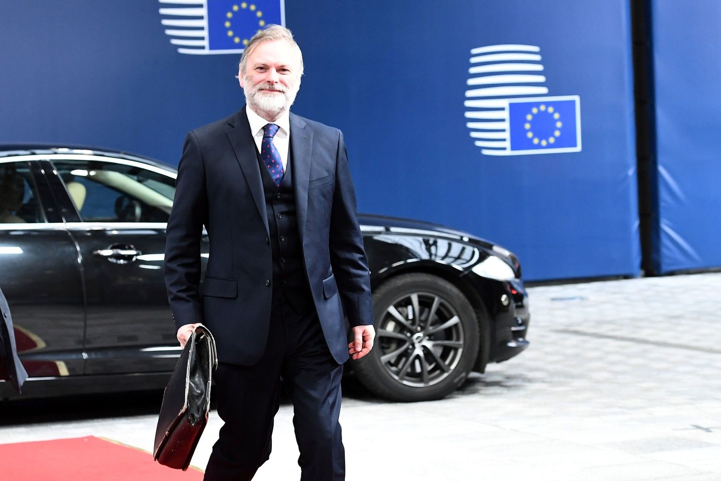 Jungtinės Karalystės ambasadorius ES T.Barrow trečiadienį įteikia laišką EVT pirmininkui D.Tuskui, pranešantį apie šalies norą išstoti iš Bendrijos.<br>AFP/“Scanpix“ nuotr.