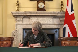 Jungtinės Karalystės premjerė Theresa May pasirašė istorinį laišką, pradėsiantį „Brexit“