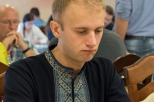 Absurdas: Ukrainos šaškininką diskvalifikavo 3 metams už nacionalinį rūbą