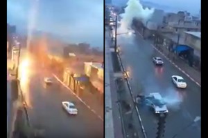 Užfiksavo, kaip žaibas trenkė į važiuojantį automobilį. Kas būna po to, verta žinoti visiems