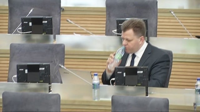 Seimas nusprendė sudaryti naują komisiją dėl Manto Adomėno neliečiamybės atėmimo