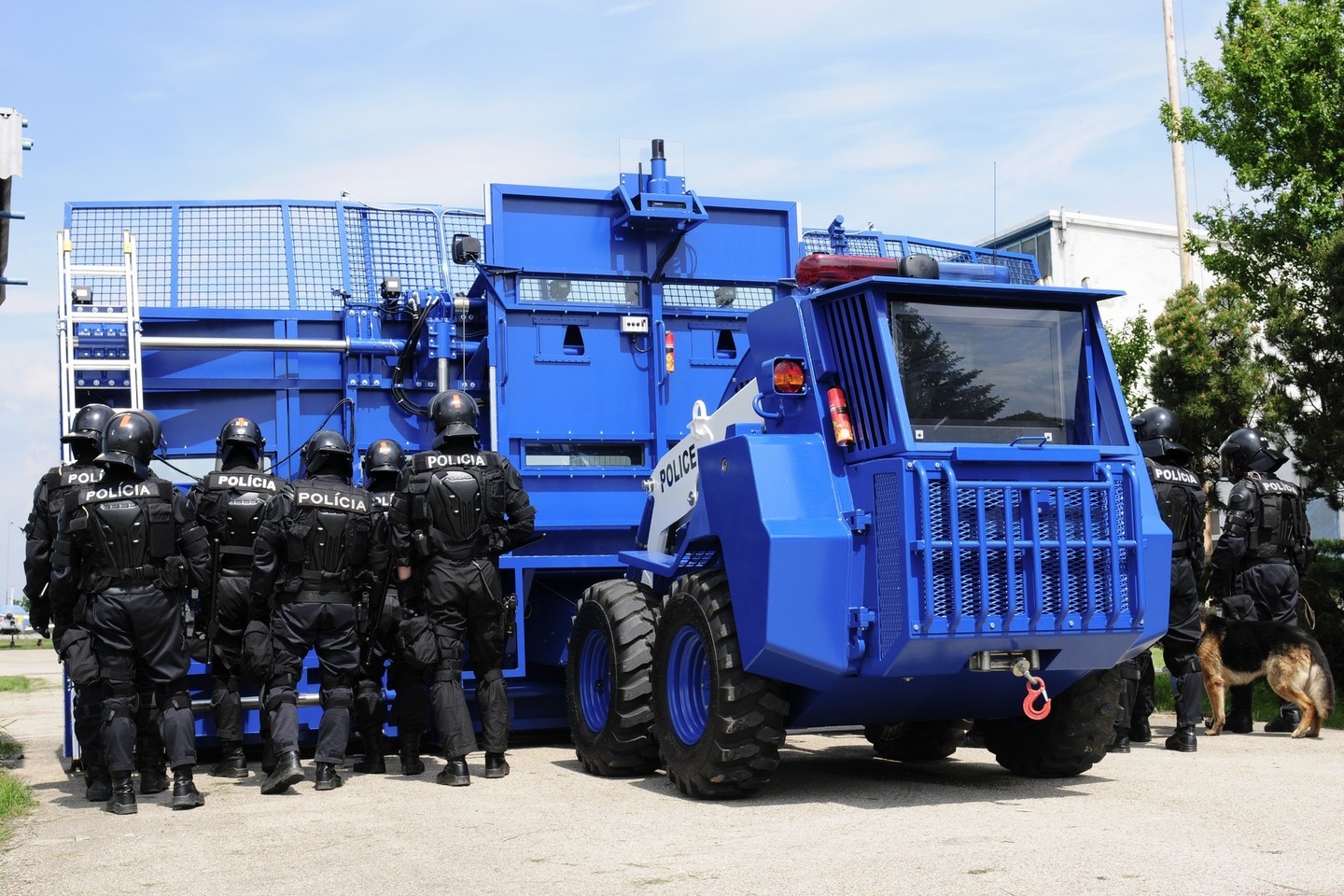 Slovakų kompanijos gaminama riaušių slopinimo mašina „Božena“ turėtų palengvinti viešojo saugumo tarnybų darbą.<br>Gamintojo nuotr.