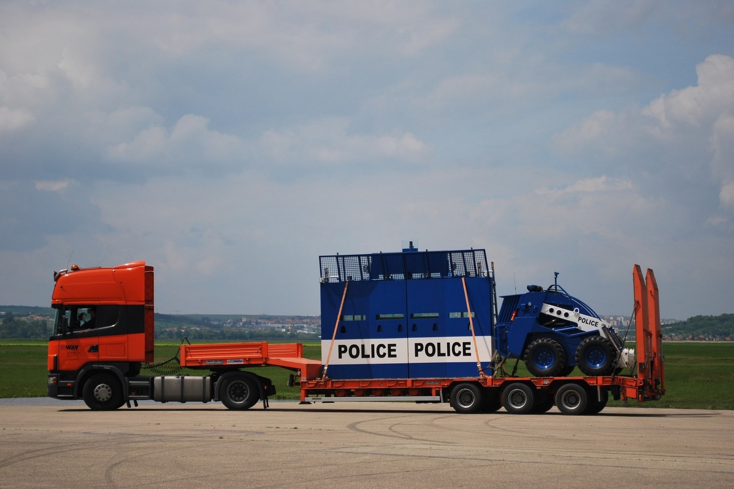 Slovakų kompanijos gaminama riaušių slopinimo mašina „Božena“ turėtų palengvinti viešojo saugumo tarnybų darbą.<br>Gamintojo nuotr.