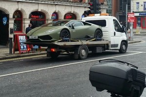 Lygūs visi: Conoras McGregoras stebėjo, kaip nuvelkamas jo naujasis „Lamborghini“