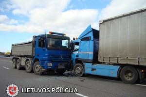 Vėl didelė avarija kelyje „Via Baltica“: susidūrė 3 automobiliai, yra sužeistų