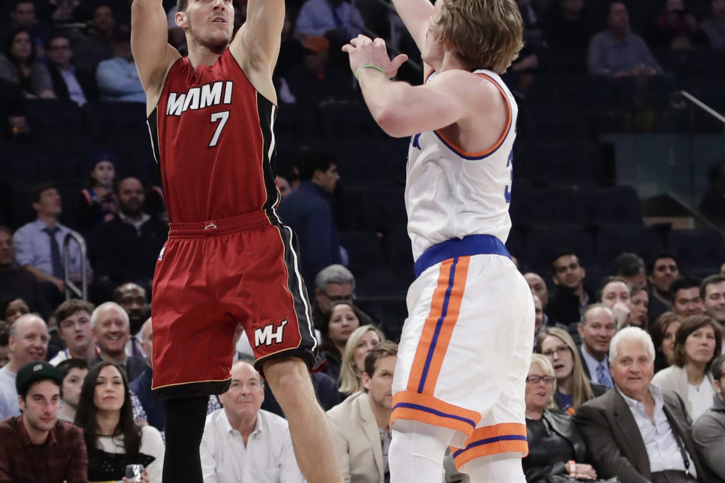 „Knicks“ beviltiškai nusileido „Heat“ ir prarado galimybes varžytis NBA atkrintamuosiuose mačuose.<br>AP nuotr.