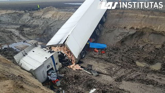 Kelyje „Via Baltica“ didelė avarija, iš sunkvežimio pažiro skerdiena