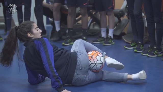 Neįtikėtina kamuolio kontrolė: mergina apžaidė jaunąsias futbolo žvaigždes 
