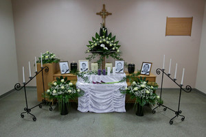 Artimieji atsisveikina su Gaižėnuose iššaudyta šeima