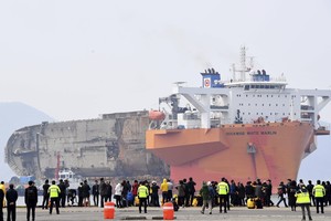 Klaikią tragediją menantis skenduolis atgabentas į Pietų Korėjos uostą