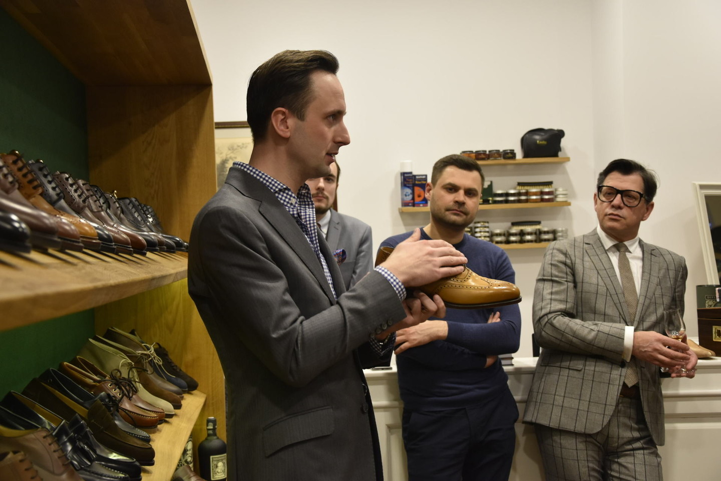 Vyriškų batų ir aksesuarų salono klubo nariai susipažino su vyrų stiliaus konsultanto Algirdo Griciaus knyga.