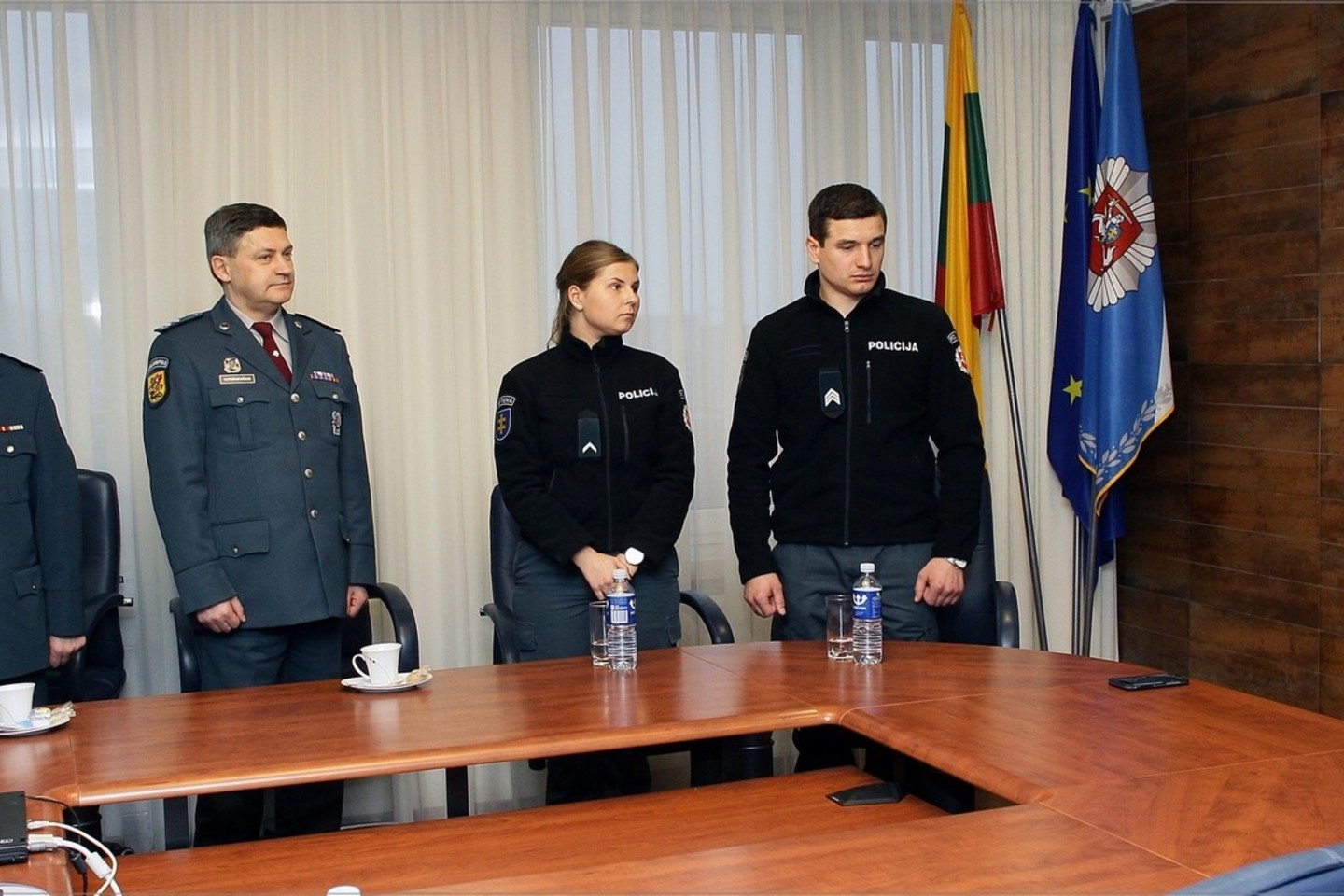 Generalinis policijos komisaras L.Pernavas dėkojo Marijampolės pareigūnams.<br>Policijos nuotr.