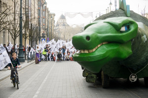 Vilniaus centrą užtvindė spalvinga „FiDi“ eisena su Dino Zauru