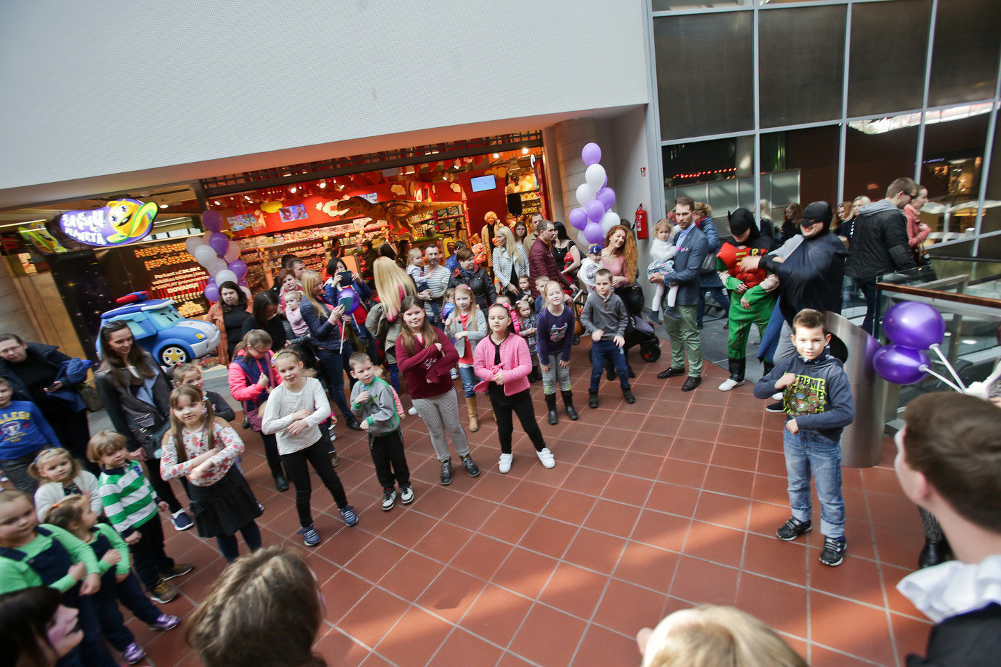 Kaune šeštadienį atidaryta atnaujinta parduotuvė „Žaislų planeta“.<br>G.Bitvinsko nuotr.