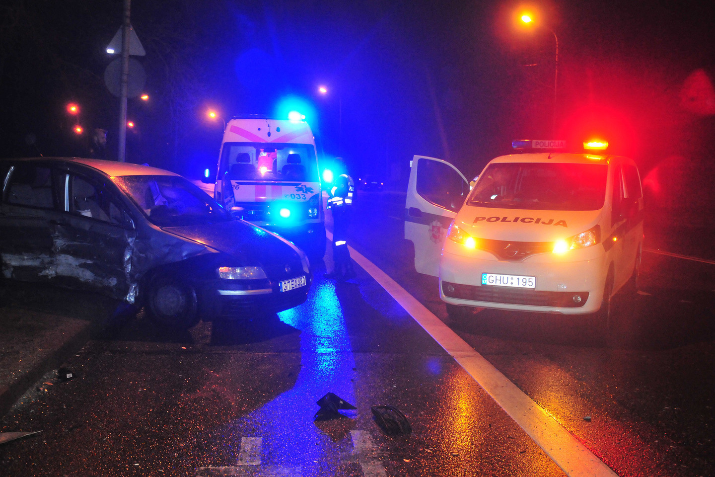 Vienas žmogus nukentėjo naktį iš penktadienio į šeštadienį Vilniuje susidūrus dviem automobiliams.<br>A.Vaitkevičiaus nuotr.