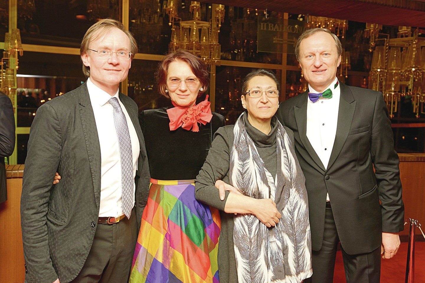 2016-ųjų gruodžio 31-osios vakarą R.Šervenikas (kairėje) su žmona pianiste Džeren ( trečia iš kairės) praleido Lietuvos operos ir baleto teatro vadovo Gintauto Kėvišo ir jo sutuoktinės Rūtos draugijoje – abi šeimos įsiamžino per baleto „Don Kichotas” pertrauką.