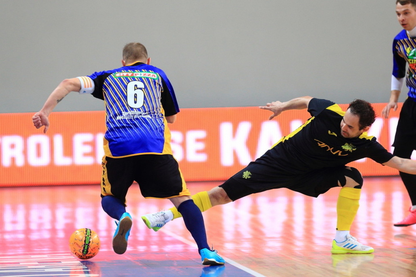 Finalo dvikovoje Kauno „Vyčio“ futbolininkai palaužė Jonavos „Vikingus“ 4:2 ir pirmą kartą kėlė į viršų trofėjų.