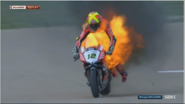Varžybų metu užsiliepsnojo lenktynininko „Ducati“ motociklas 