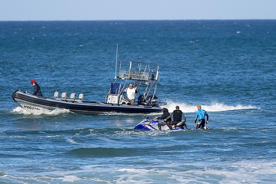 Australijoje policijos kateris išgelbėjo ryklio atakos taikiniu tapusį baidarininką