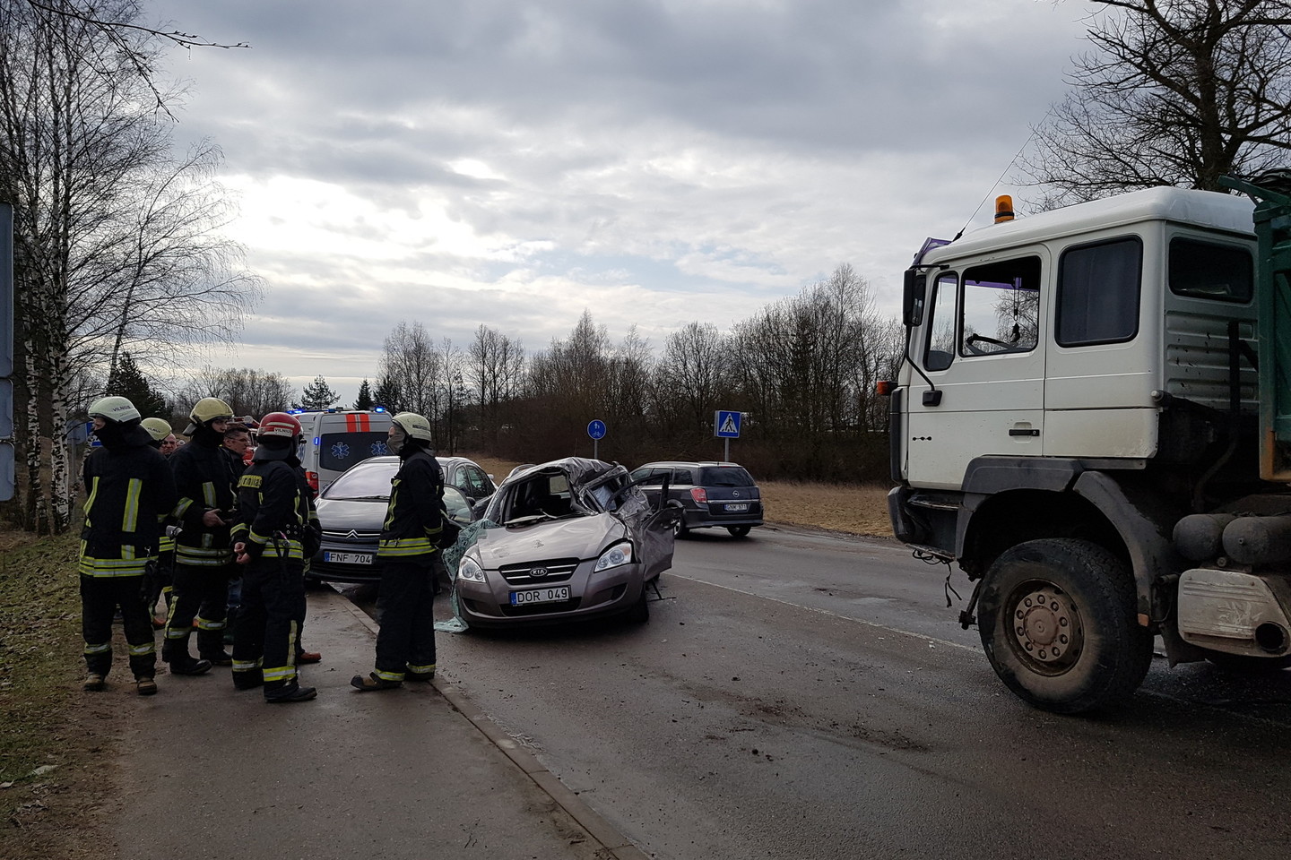 Vilniaus r. susidūrė sunkvežimis ir 2 lengvieji, yra sužeistų.