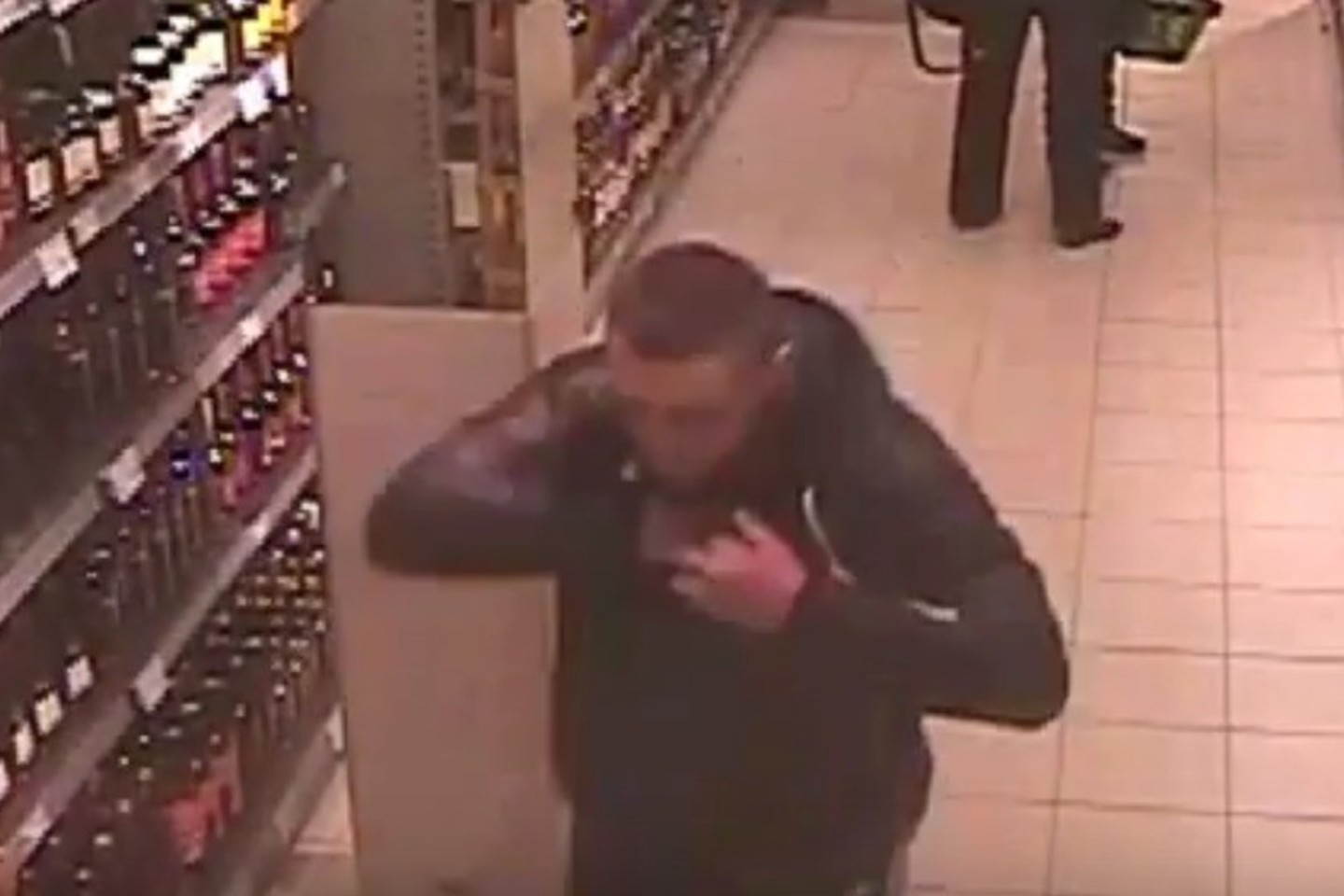 Gal atpažįstate Alytuje alkoholinius gėrimus pavogusį vyrą?