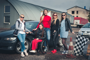 „Racing Ladies“ šiltąjį sezoną pasitiko treniruote slalomo trasoje