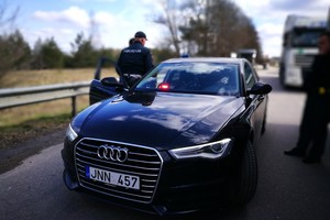 Važiuojame su nežymėta policijos „Audi“: parodė, kaip stebi vairuotojus