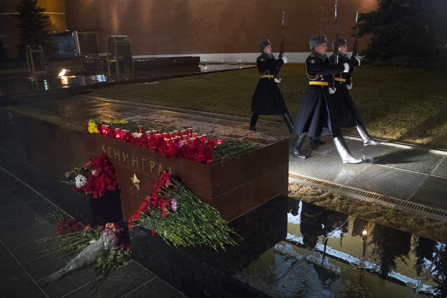 Šalia „Senajos aikštės“ metro stoties žmonės nešė gėles.<br>AP nuotr.