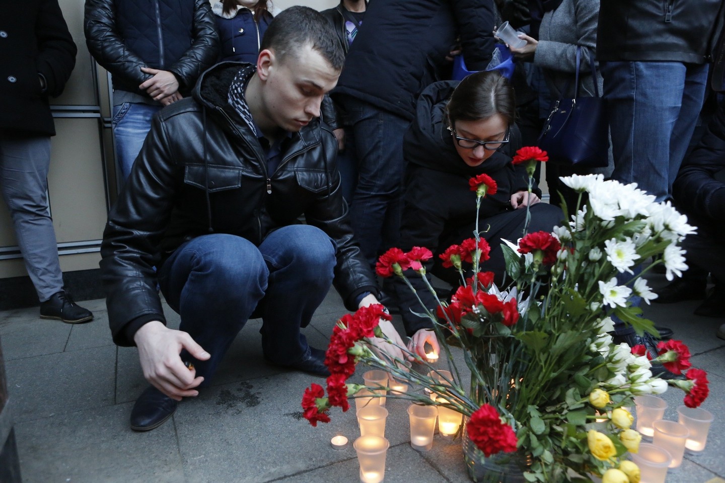 Šalia „Senajos aikštės“ metro stoties žmonės nešė gėles.<br>AP nuotr.