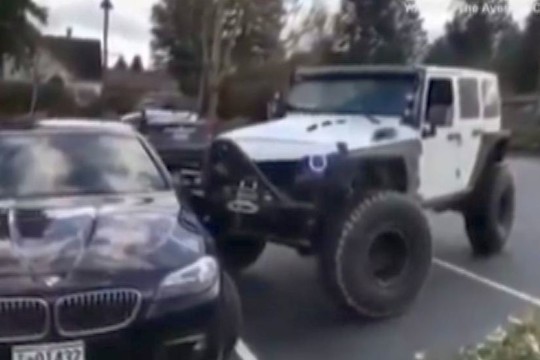 Tokio akibrokšto BMW vairuotojas nesitikėjo: teks taisyti nemenką įlenkimą