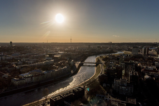 Pasimėgaukite dar viena ramia ir saulėta diena. Rytoj bus kitaip