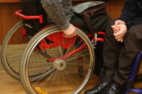 Atvirai apie negalią: „Kas per verslo pokalbį užriš man batus?“