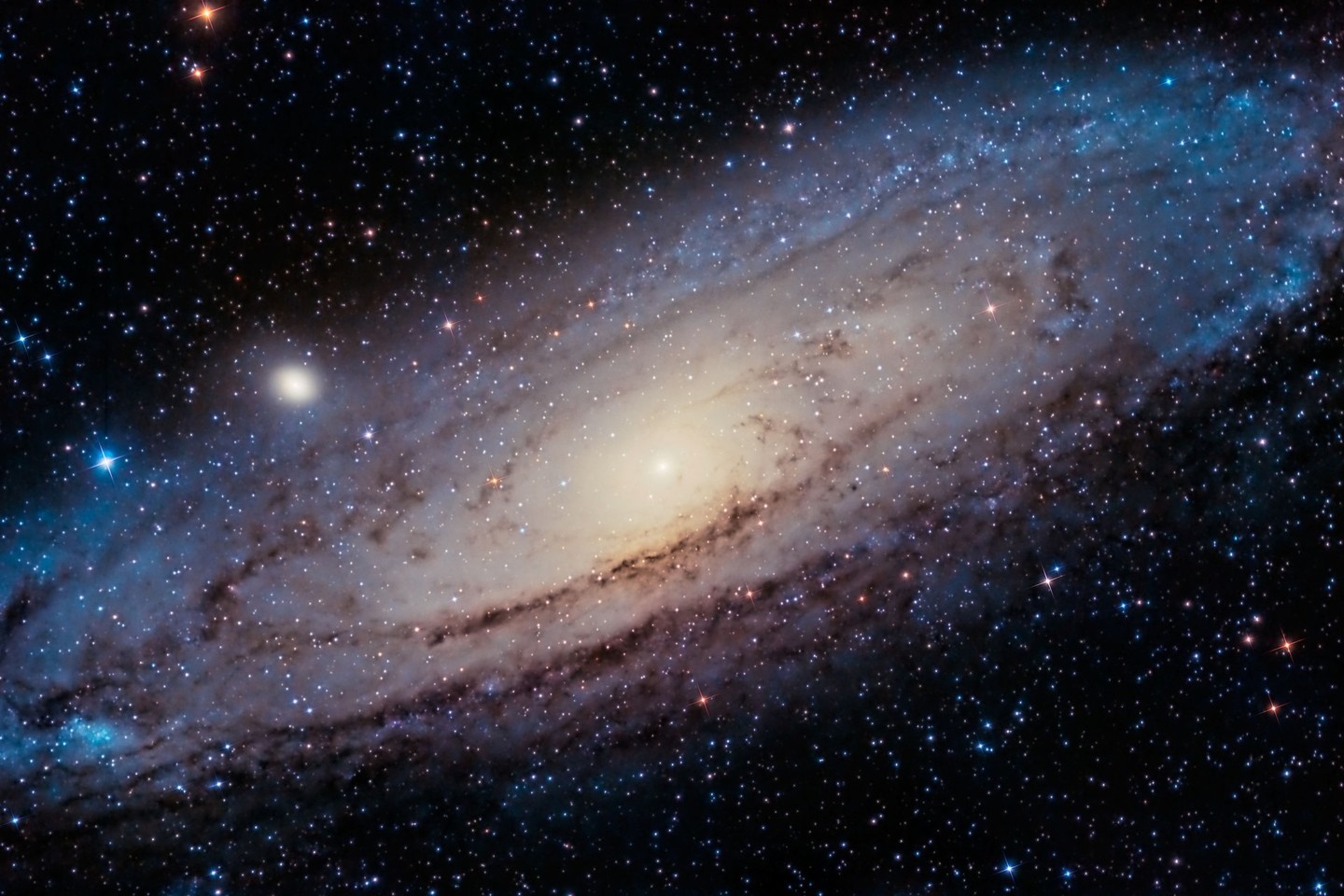 Andromeda yra artimiausia didelė galaktika mūsiškio Paukščių Tako apylinkėse.<br>123rf nuotr.