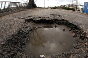 Vilniaus vairuotojams siūlo žymėti duobes išmaniojoje navigacijoje