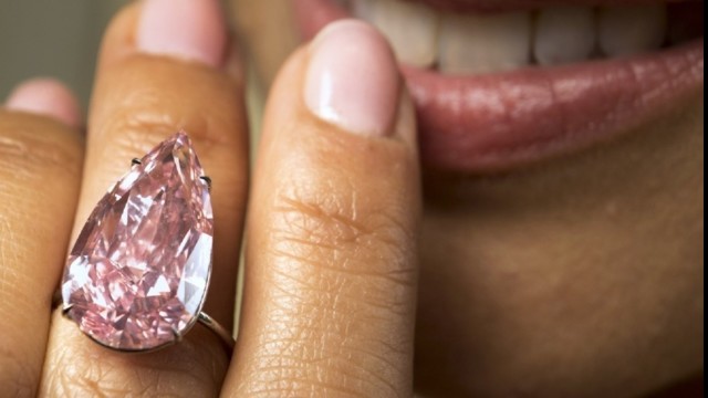 Naujas pasaulio rekordas: už rožinį deimantą paklojo milijonus