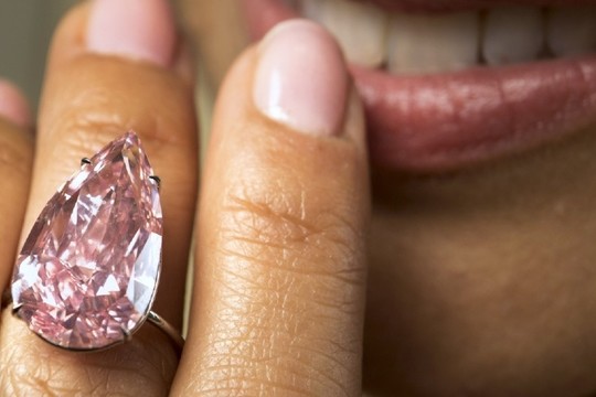 Naujas pasaulio rekordas: už rožinį deimantą paklojo milijonus