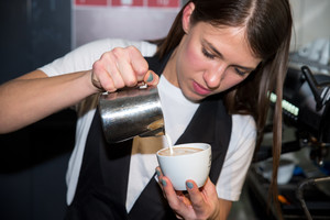 Žinovė patarė, kokios kavos kavinėse verčiau negerti