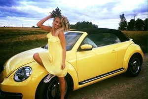 Gražuolė Eglė Straleckaitė-Daugėlė parduoda 15 tūkstančių eurų vertės automobilį