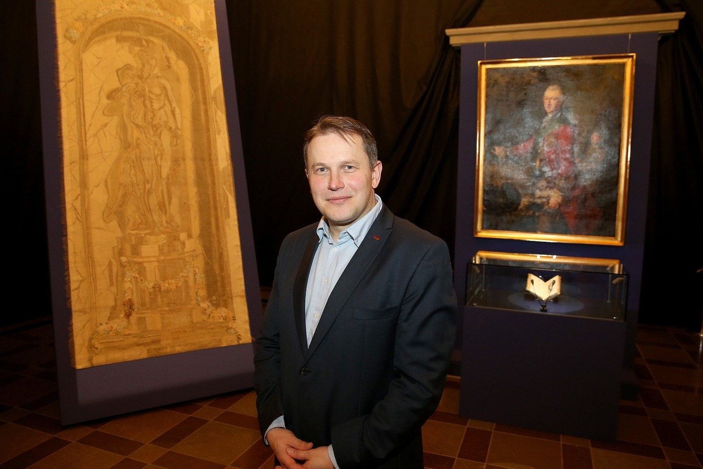 Valdovų rūmų direktorius istorikas Vydas Dolinskas prie parodos eksponatų.<br>R.Danisevičiaus nuotr.
