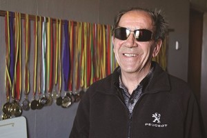 Pavydžios merginos sieros rūgštimi apakintas vyras ieško savo geradarės