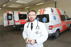 Medikų rankose atsidūrę ginklai išgelbėjo ne tik į šiaudų smulkintuvą įkritusį jaunuolį