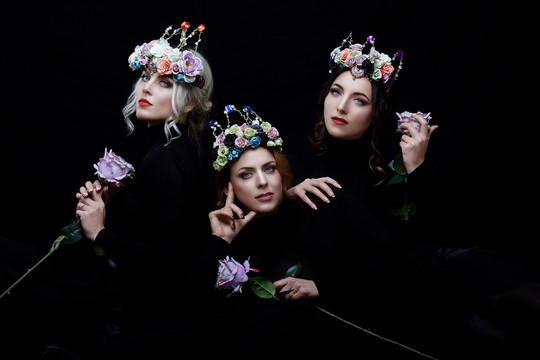 „Queens of Roses“ naujausioje fotosesijoje – fatališkos ir sunkiai atpažįstamos