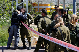 Vakarų Krante užpuolikas nukreipė automobilį į izraeliečius, žuvo vienas žmogus